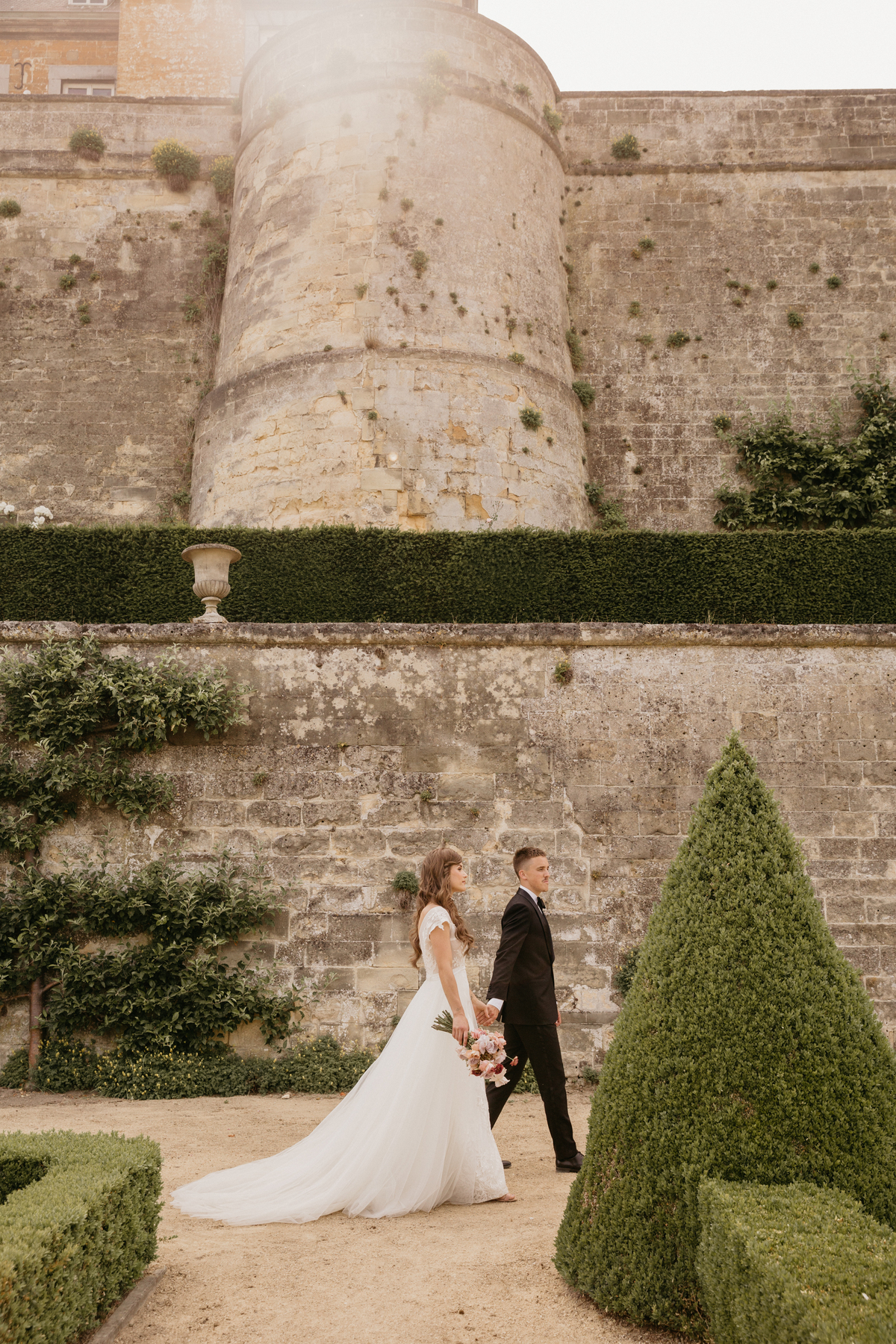 Bruid en bruidegom in exclusieve trouwjurk en maatpak bij Château Neercanne in Maastricht