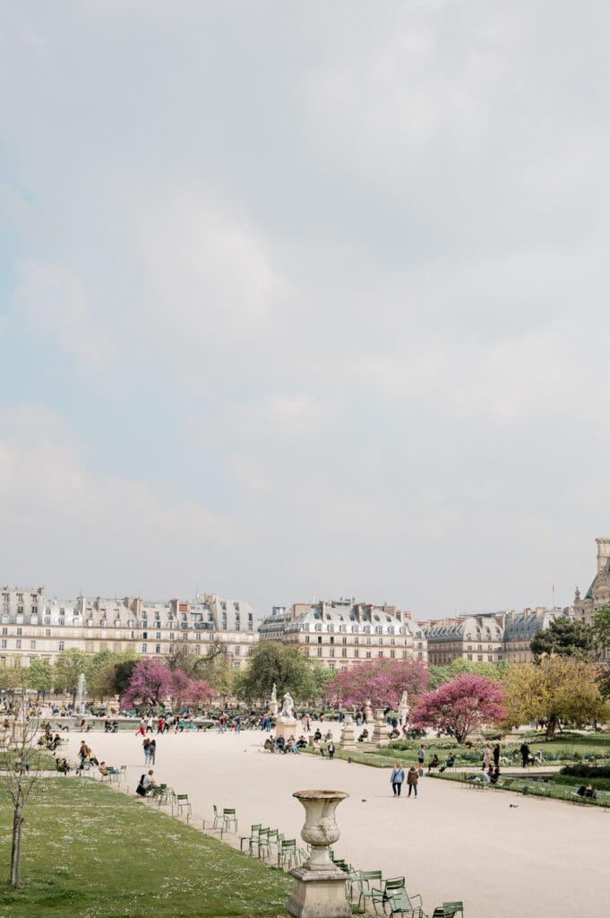 Jardin des Tuileries, elegante tuinen naast het Louvre in hartje Parijs. Een mooie plek op te bezoeken tijdens je trip naar Parijs.